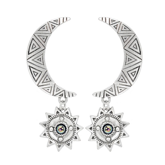 🌙Last pair!🌙Moon Goddess Earrings - Picture 2 of 8